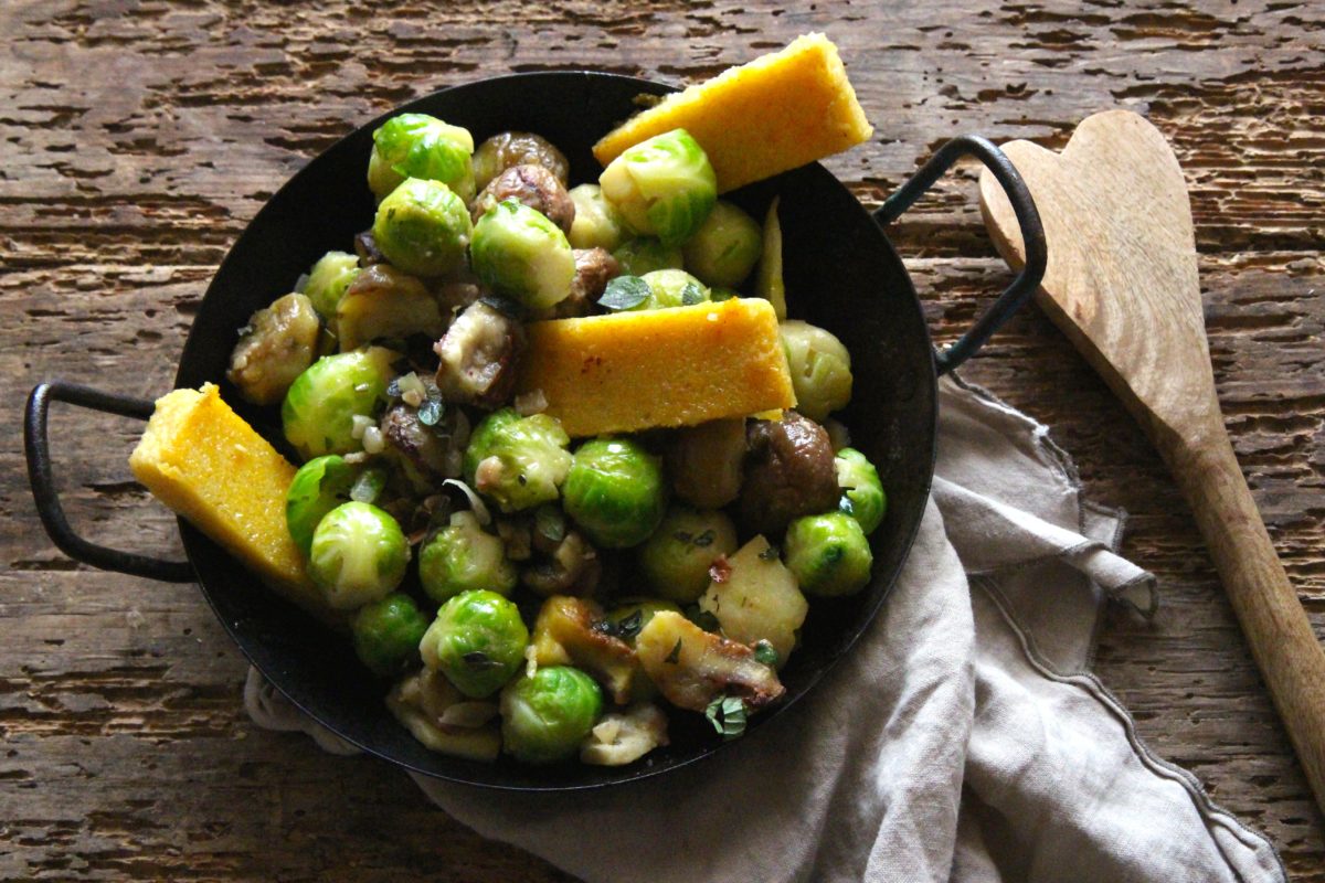 coles de Bruselas con castañas y rebanadas de polenta - chiliandsweet